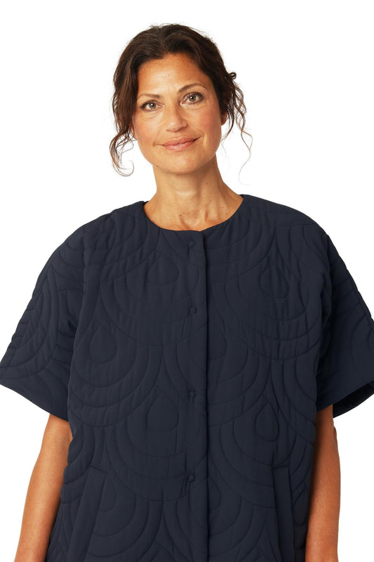 SHORT QUILTED CAPE