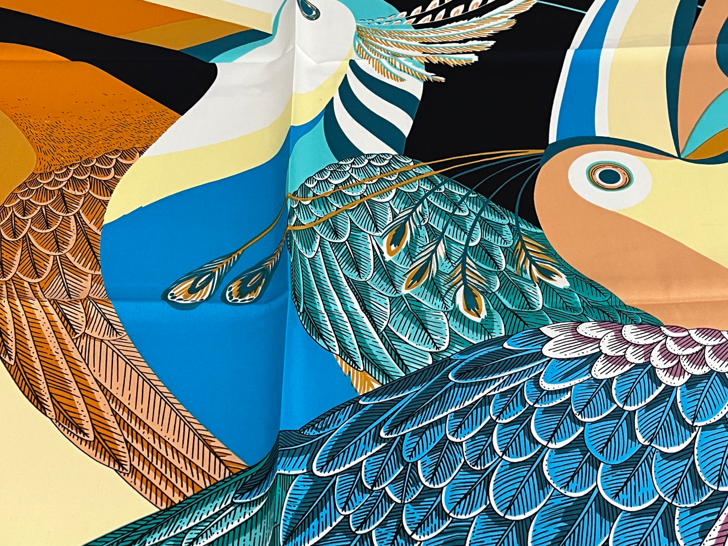 T & E -TOUCAN DESIGN SQUARE SCARF