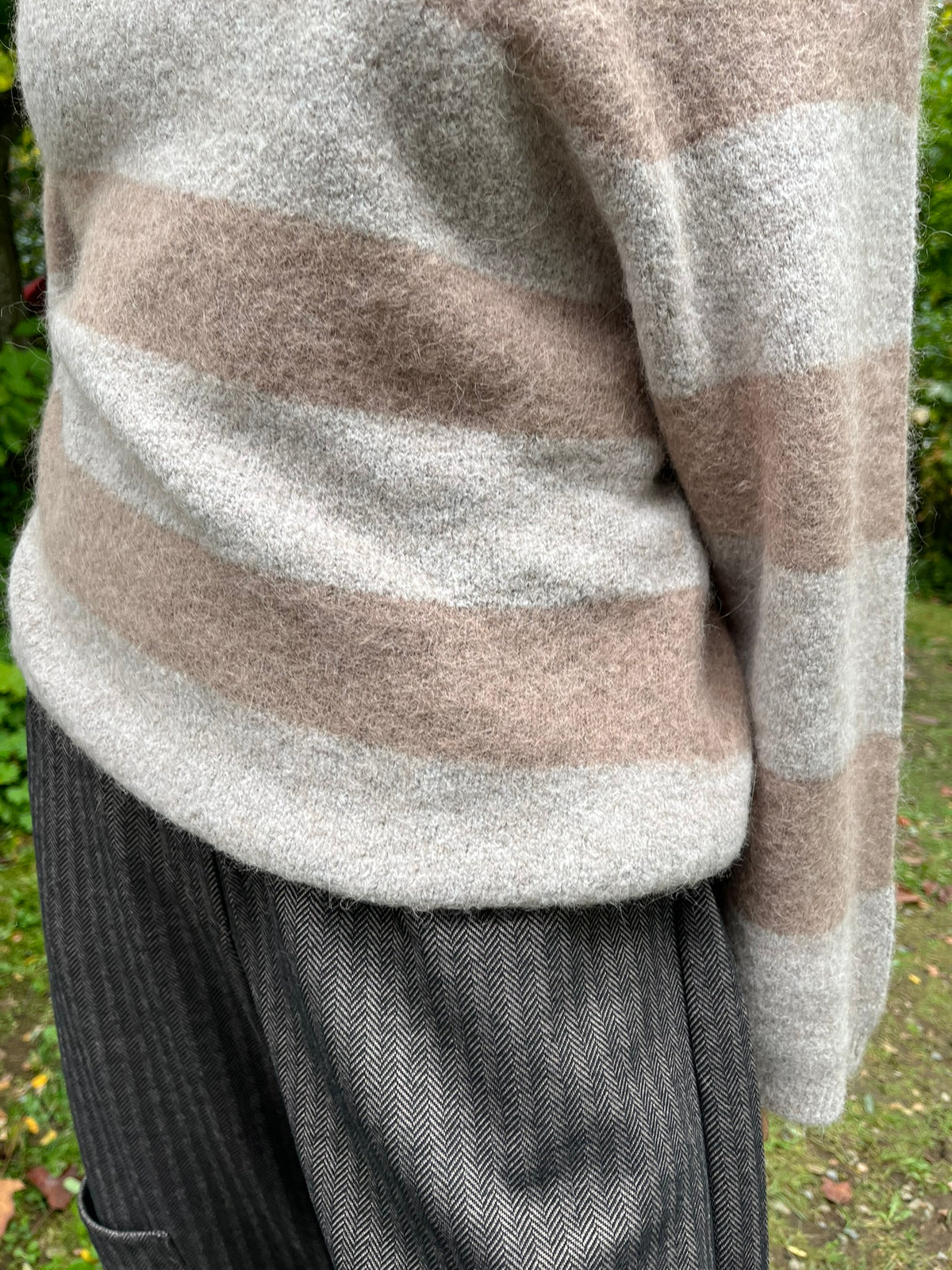 Cari wearing the Alembika Latte stripe sweater with Alembika taupe pants, a Soruka Celine shoulder bag and Zsiska Bliss necklace
