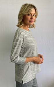 SOFT WORKS -  V NECK TOP WITH 3/4 SLEEVE