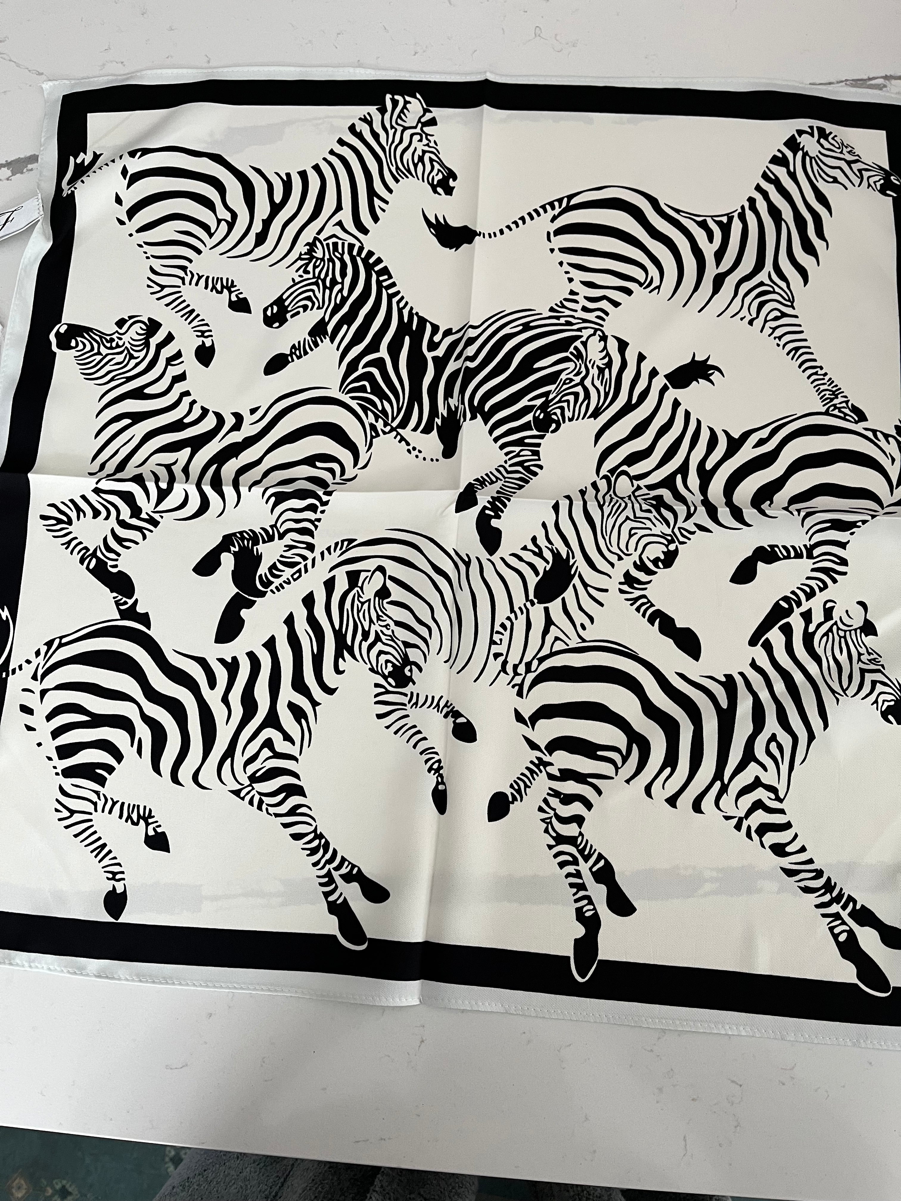 T & E -SMALL ZEBRA SCARF