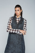 Load image into Gallery viewer, LUUKAA - SLEEVELESS JOHNY COLLAR DENIM DRESS
