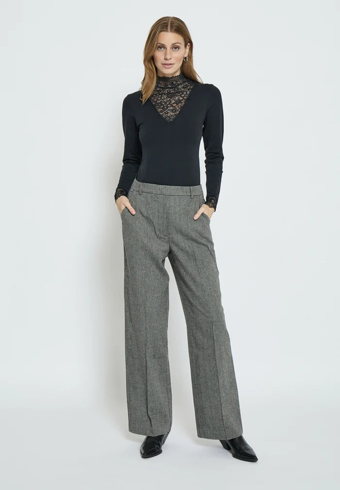 Minus Vanessa V-cut Blouse Black - Lifestyle