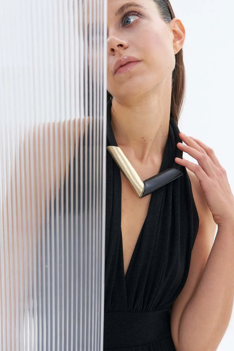 ISKINSISTERS - TUBE V NECKLACE