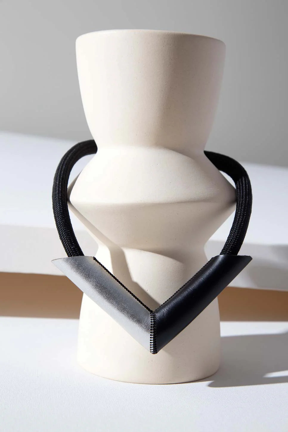 ISKINSISTERS - TUBE V NECKLACE