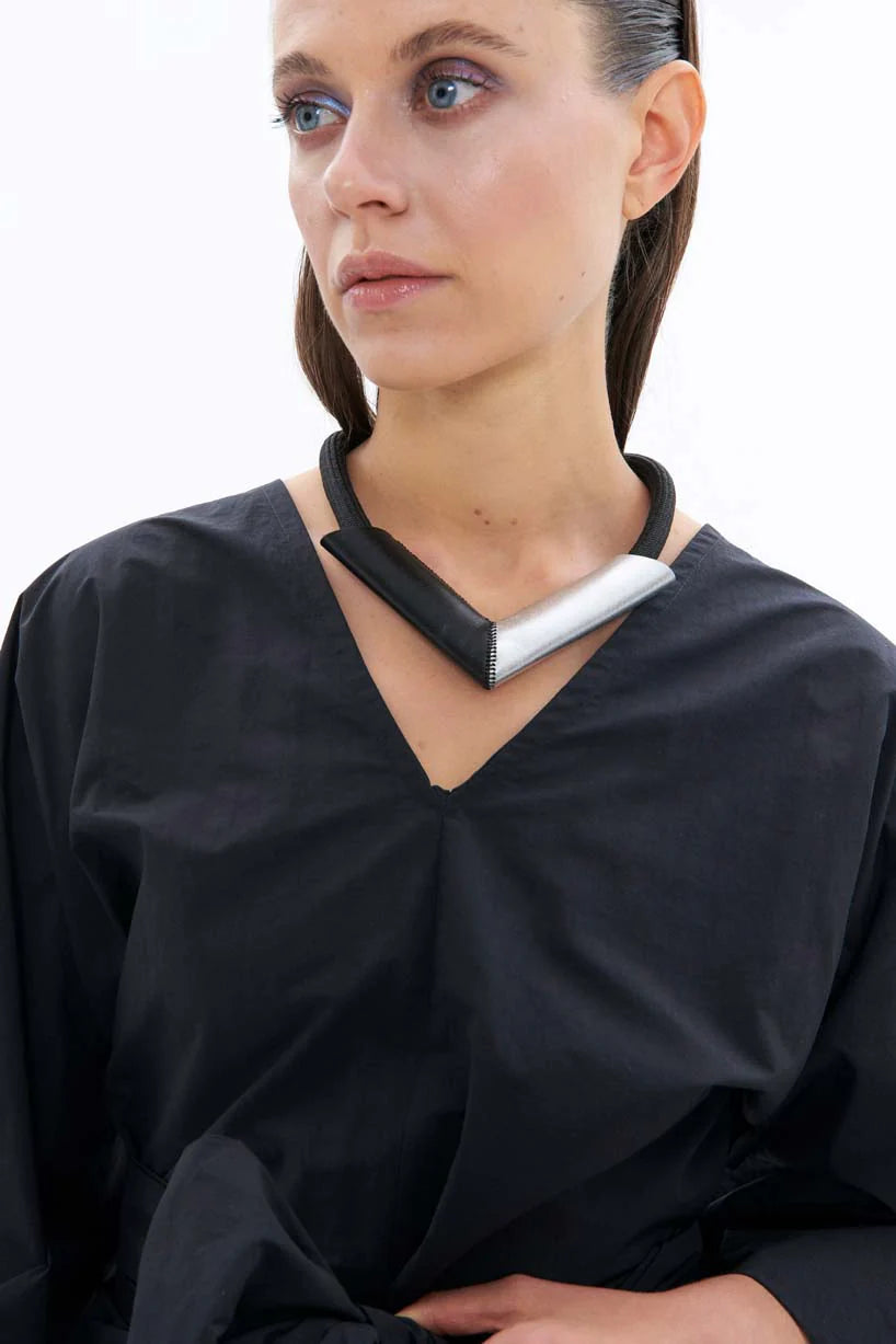 ISKINSISTERS - TUBE V NECKLACE